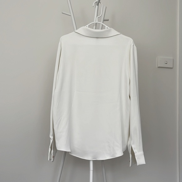 Brand new blouse with V neck - Picture 6 of 8